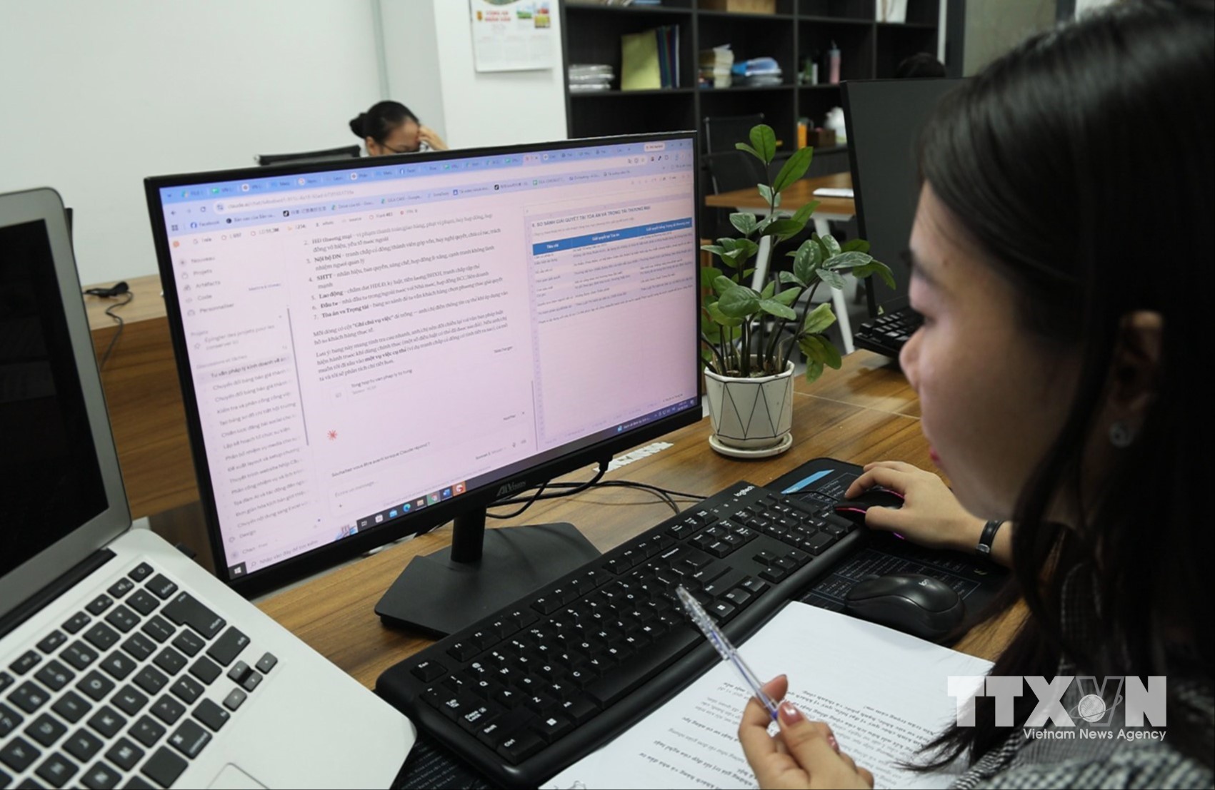 Trí tuệ nhân tạo đang làm thay đổi phương thức tiếp cận thông tin, hỗ trợ luật sư tra cứu, xử lý hồ sơ và phân tích dữ liệu pháp lý. (Ảnh: Hồng Đạt/TTXVN)